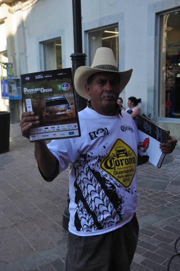 Venda do programa oficial do Rally de Guanajuato, no México